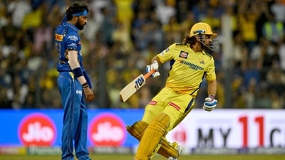 Chennai Super Kings' MS Dhoni (R) runs between the wickets as Mumbai Indians' captain Hardik Pandya looks on. (AFP) Chennai Super Kings' MS Dhoni (R) runs between the wickets as Mumbai Indians' captain Hardik Pandya looks on. (AFP)