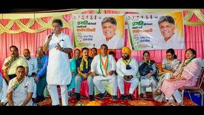 Congress candidate Manish Tewari addressing a gathering after a foot march in Chandigarh on Saturday. (HT Photo) Congress candidate Manish Tewari addressing a gathering after a foot march in Chandigarh on Saturday. (HT Photo)