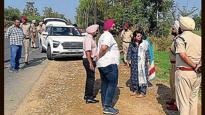 DEO Sakshi Sawhney reviewing the checkposts in Jagraon area of Ludhiana on Saturday. (HT Photo) DEO Sakshi Sawhney reviewing the checkposts in Jagraon area of Ludhiana on Saturday. (HT Photo)