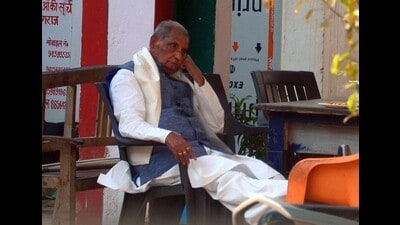 Ex-MP Rewati Raman Singh while in detention at Kareli police station in Prayagraj on Saturday. (HT)