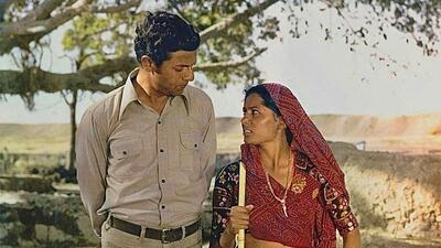 Girish Karnad played Dr Rao, a veterinary surgeon, who visits a village where he starts a cooperative dairy for the uplift of the rural folk. Smita Patil played a villager, Bindu, who convinced others to join Dr Rao’s movement. Girish Karnad played Dr Rao, a veterinary surgeon, who visits a village where he starts a cooperative dairy for the uplift of the rural folk. Smita Patil played a villager, Bindu, who convinced others to join Dr Rao’s movement.
