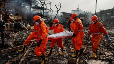 National Disaster Response Force (NDRF) officials carry a dead body on a stretcher at the site of a blast at a chemical factory in Dombivli, on the outskirts of Mumbai, India (REUTERS)