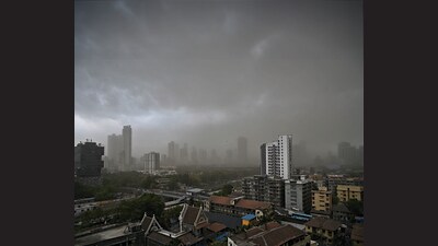 In a key instance of delayed notice, the warning about the dust storm that hit Mumbai on May 13 only went out about an hour before it struck. (HT Archives) In a key instance of delayed notice, the warning about the dust storm that hit Mumbai on May 13 only went out about an hour before it struck. (HT Archives)