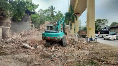 The overhead Pune metro line from PCMC to Swargate had narrowed the road. With the Ministry of Defence handing over land near Khadki area for road widening project last year, PMC started the project. (HT PHOTO)