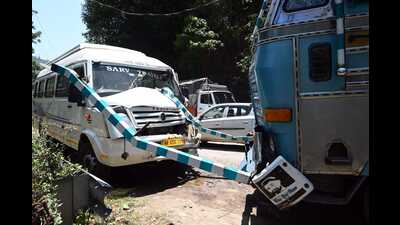 Thirteen tourists were injured after their tempo traveller collided with a truck on the Chandigarh-Manali national highway on Saturday. (HT Photo)