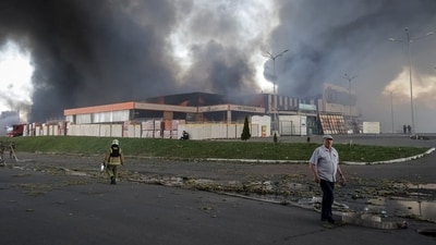 Smoke rises from a household item shopping mall which was hit by a Russian air strike, amid Russia's attack on Ukraine, in Kharkiv, Ukraine May 25, 2024. REUTERS/Sofiia Gatilova (REUTERS)