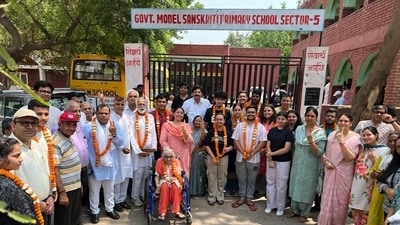 Delhi Lok Sabha polls: Mira Devi, 85, and children voting for the first time were honoured with flower garlands by the RWA in sectors 3, 5, and 6 in New Delhi on Saturday. (HT Photo) Delhi Lok Sabha polls: Mira Devi, 85, and children voting for the first time were honoured with flower garlands by the RWA in sectors 3, 5, and 6 in New Delhi on Saturday. (HT Photo)