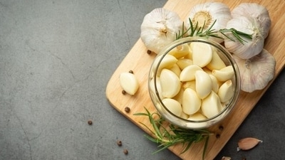 4. Adding ginger and garlic to curries and dal can also help lower cholesterol levels. They also help prevent atherosclerosis, or the buildup of plaque in the arteries. (Freepik) 4. Adding ginger and garlic to curries and dal can also help lower cholesterol levels. They also help prevent atherosclerosis, or the buildup of plaque in the arteries. (Freepik)
