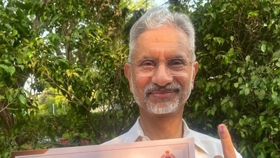 External Affairs Minister S Jaishankar, the first voter at Atal Adarsh Vidyalaya, APJ Abdul Kalam Lane, in the New Delhi constituency, told PTI Videos, "We want that people come out in large numbers to vote because it a time to take a big decision for the country." (@DrSJaishankar) External Affairs Minister S Jaishankar, the first voter at Atal Adarsh Vidyalaya, APJ Abdul Kalam Lane, in the New Delhi constituency, told PTI Videos, "We want that people come out in large numbers to vote because it a time to take a big decision for the country." (@DrSJaishankar)