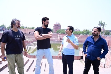 Director Jay Sheela Bansal with Kunal Kapoor and filmmakers Sarvesh Goel and Pankaj Chauhan during the old city tour (Deepak Gupta/HT) Director Jay Sheela Bansal with Kunal Kapoor and filmmakers Sarvesh Goel and Pankaj Chauhan during the old city tour (Deepak Gupta/HT)