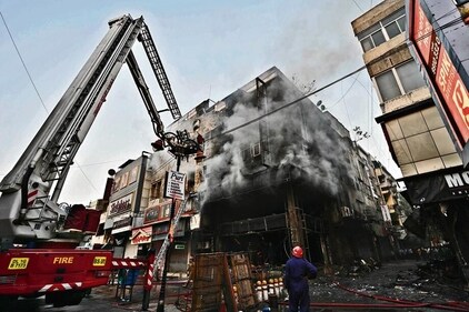 Delhi Fire Services officials in action after a showroom in Karol Bagh market caught fire on May 20. (Photo: Sanjeev Verma/HT) Delhi Fire Services officials in action after a showroom in Karol Bagh market caught fire on May 20. (Photo: Sanjeev Verma/HT)
