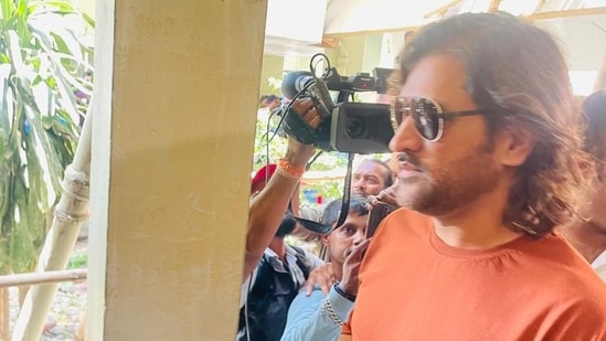 Former Indian cricketer MS Dhoni arrived at a polling booth (X/ @ECISVEEP)