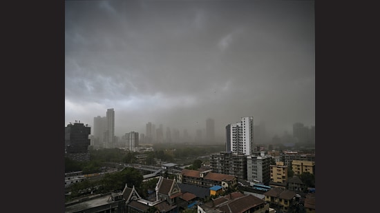 In a key instance of delayed notice, the warning about the dust storm that hit Mumbai on May 13 only went out about an hour before it struck. (HT Archives)
