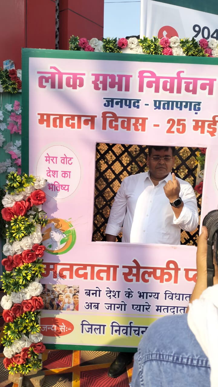 India General Elections 2024 Live: A voter poses for a photograph at the selfie point with his inked finger at a polling station in Pratapgarh district in Uttar Pradesh. (HT Photo) India General Elections 2024 Live: A voter poses for a photograph at the selfie point with his inked finger at a polling station in Pratapgarh district in Uttar Pradesh. (HT Photo)