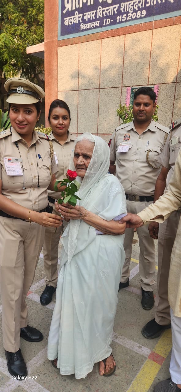 Delhi Police gives flowers to voters in east Delhi, Shahdara areas Delhi Police gives flowers to voters in east Delhi, Shahdara areas