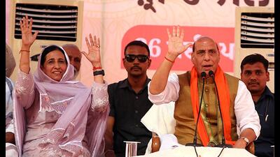 BJP’s Bathinda candidate Parampal Kaur with Union defence minister Rajnath Singh and others during a rally in Bathinda on Sunday. (Sanjeev Kumar /HT)