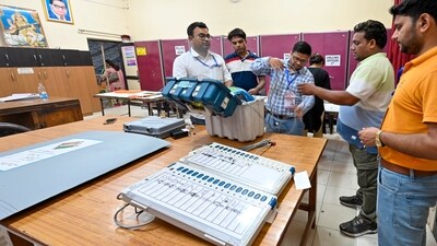 New Delhi, India - May 25, 2024: A polling official sealing the Electronic Voting Machines (EVM)  After the Sixth phase of voting for Genral Lok Sabha elections , at Govt. Boys Senior Secondary School (Bela road) in New Delhi , India, on Saturday, May 25, 2024.  (Photo by Raj K Raj/ Hindustan Times) (Hindustan Times)