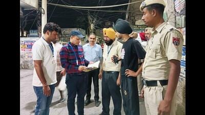 Expenditure observer Pankaj Kumar inspects nakas in Ludhiana on Sunday. (HT Photo)