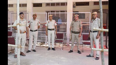 Haryana Police and Central Industrial Security Force (CISF) personnel stand guard outside a sealed ‘strong room’ where electronic voting machines have been kept following the Lok Sabha polls in Gurugram on Sunday. (Parveen Kumar/HT PHOTO) Haryana Police and Central Industrial Security Force (CISF) personnel stand guard outside a sealed ‘strong room’ where electronic voting machines have been kept following the Lok Sabha polls in Gurugram on Sunday. (Parveen Kumar/HT PHOTO)