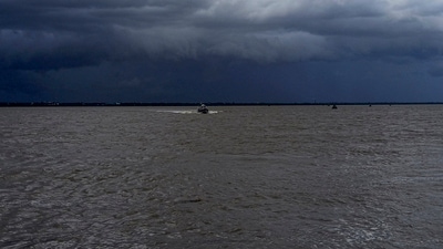 Cyclone Remal: Clouds hover over 'Muri Ganga' River. (PTI) Cyclone Remal: Clouds hover over 'Muri Ganga' River. (PTI)