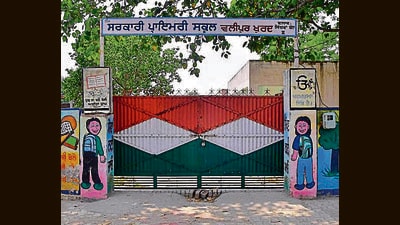 Staff claimed that burglars mainly target primary schools in Ludhiana as there are no guards posted there. (Manish/HT) Staff claimed that burglars mainly target primary schools in Ludhiana as there are no guards posted there. (Manish/HT)