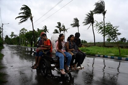 The sky is overcast by thick rain clouds due to the effect of cyclone Remal in Kolkata, India, on Sunday, May 26, 2024. (Samir Jana/ Hindustan Times) The sky is overcast by thick rain clouds due to the effect of cyclone Remal in Kolkata, India, on Sunday, May 26, 2024. (Samir Jana/ Hindustan Times)