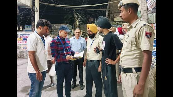 Expenditure observer Pankaj Kumar inspects nakas in Ludhiana on Sunday. (HT Photo)