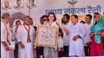 Congress’ Kangra candidate Anand Sharma (extreme left), general secretary Priyanka Gandhi (centre) and senior leader Asha Kumari (extreme right) at a campaign rally in Chamba, Himachal. (HT Photo)