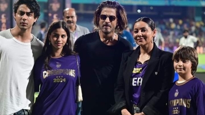 Shah Rukh Khan and Gauri Khan posed for pictures with Aryan Khan, Suhana Khan and AbRam Khan at the MA Chidambaram Stadium in Chennai. For the match, Shah Rukh wore a black T-shirt and pants and Aryan was seen in a white T-shirt and denims. Gauri, Suhana and AbRam twinned in KKR jerseys. 