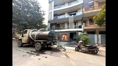 A private water tanker supplies water to Kenwood Drive at Malibu Towne, Sector-47. Residents of Malibu Towne have not received water for the last two days due to failed motor pumps at the boosting station in Gurugram. (Parveen Kumar/HT PHOTO) A private water tanker supplies water to Kenwood Drive at Malibu Towne, Sector-47. Residents of Malibu Towne have not received water for the last two days due to failed motor pumps at the boosting station in Gurugram. (Parveen Kumar/HT PHOTO)