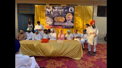 Former finance minister Parminder Singh Dhindsa campaigned for Anandpur Sahib SAD candidate Prem Singh Chandumajra in Sohana, Mohali, on Monday. (HT Photo)