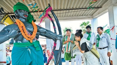 JMM leader Kalpana Soren during a rally in support of Vijay Kumar Hansda in Sahibganj district on Monday. (HT photo)