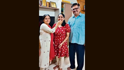 Prajakta Naik (C) from M S Golwalkar Guruji School, is among the 10 students from Pune division to have scored 100% marks. (HT PHOTO)