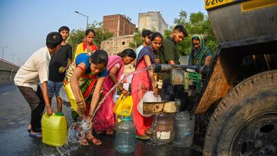 Residents of Kalyanpuri scramble to get their share of water from a DJB water tanker. (Raj K Raj/HT Photo) Residents of Kalyanpuri scramble to get their share of water from a DJB water tanker. (Raj K Raj/HT Photo)