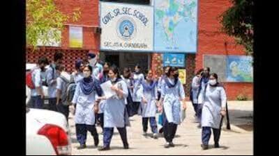The first day was interjected with technical glitches. Some parents who had lined up at schools in the morning had to wait till 1 pm as website wasn’t functional, while some were asked to come back on Tuesday. (HT File)