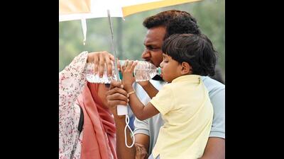 Visitors braving the heat at Kartavya Path in New Delhi on Monday afternoon. (Vipin Kumar/HT)