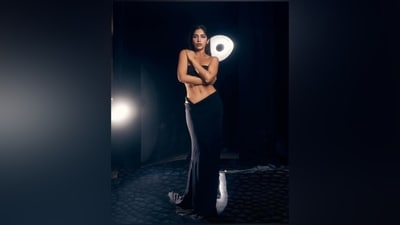 Lastly, Bhumi ditched accessories with the stunning all-black look. However, for the glam picks, she accentuated the ensemble with bold glam picks, including on-fleek darkened brows, winged eyeliner, kohl-lined eyes, mascara on the lashes, smoky eye shadow, rouge caramel lip shade, bronzer on the cheekbones, and blush on the contours. (Instagram) Lastly, Bhumi ditched accessories with the stunning all-black look. However, for the glam picks, she accentuated the ensemble with bold glam picks, including on-fleek darkened brows, winged eyeliner, kohl-lined eyes, mascara on the lashes, smoky eye shadow, rouge caramel lip shade, bronzer on the cheekbones, and blush on the contours. (Instagram)