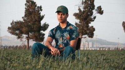 Bold Tee’s – Summer is the ideal season to make one’s wardrobe peppyand cheerful. And what better way to do that than with bold t-shirtsfeaturing quirky prints and playful designs. These cool tees have beentrending in the world of men’s fashion for quite some time, and thissummer is no exception. (Unsplash)