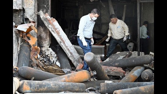 A forensic team at the hospital at Vivek Vihar in east Delhi. (Arvind Yadav/HT)