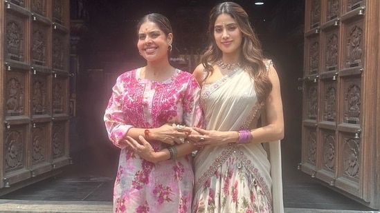 Janhvi Kapoor and Maheswari visited a temple in Chennai.