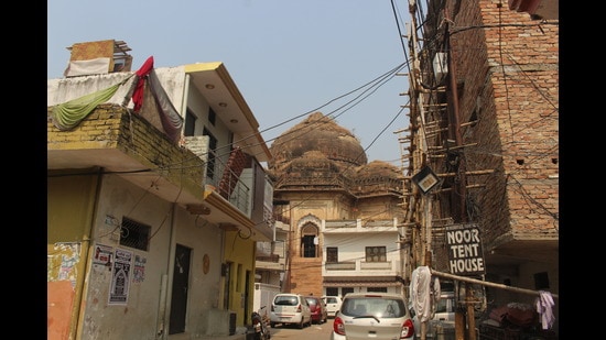 Tomb of Begum Alia encroached by locals in Lucknow (HT Photo)