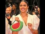 Kani Kusruti's watermelon clutch on the Cannes 2024 red carpet combines glamour and a powerful political statement. Kani Kusruti's watermelon clutch on the Cannes 2024 red carpet combines glamour and a powerful political statement.