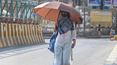 Commuters using umbrella to protect them from a hot summer day. (HT Photo/Sunil Ghosh) Commuters using umbrella to protect them from a hot summer day. (HT Photo/Sunil Ghosh)