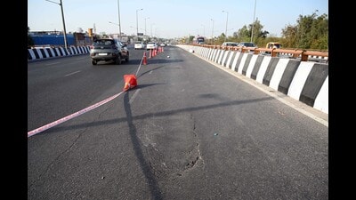A particular stretch of the Hero Honda Chowk flyover on the busy Delhi-Gurugram expressway has once again suffered damage forcing the National Highways Authority of India (NHAI) to barricade one of the lanes on the Jaipur to Delhi carriageway late on Sunday evening. (Parveen Kumar/HT PHOTO) A particular stretch of the Hero Honda Chowk flyover on the busy Delhi-Gurugram expressway has once again suffered damage forcing the National Highways Authority of India (NHAI) to barricade one of the lanes on the Jaipur to Delhi carriageway late on Sunday evening. (Parveen Kumar/HT PHOTO)