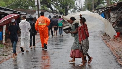 Bangladesh's junior minister for disaster management and relief, Mohibur Rahman, said that&nbsp;10&nbsp;people were killed in the official count so far. "At least&nbsp;10&nbsp;people&nbsp;were killed&nbsp;in the cyclone," Rahman told reporters. (REUTERS)