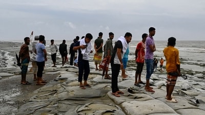 Both nations moved nearly a million people to storm shelters, about 800,000 in Bangladesh and roughly 110,000 in India, authorities said. (AFP) Both nations moved nearly a million people to storm shelters, about 800,000 in Bangladesh and roughly 110,000 in India, authorities said. (AFP)