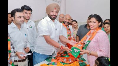 BJP candidate from Ludhiana MP Ravneet Bittu welcomes workers into party fold. (HT Photo)