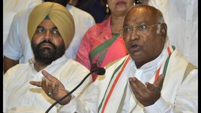 Congress president Mallikarjun Kharge with candidate Gurjeet Singh Aujla during a press conference in Amritsar on Tuesday. (Sameer Sehgal/HT) Congress president Mallikarjun Kharge with candidate Gurjeet Singh Aujla during a press conference in Amritsar on Tuesday. (Sameer Sehgal/HT)