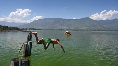 Jammu and Kashmir is reeling under a heatwave with mercury hovering some 6-7 degrees above normal. (Waseem Andrabi/HT) Jammu and Kashmir is reeling under a heatwave with mercury hovering some 6-7 degrees above normal. (Waseem Andrabi/HT)