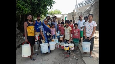 People living in Faizullaganj have to cover a kilometre to fetch water. (Sourced) People living in Faizullaganj have to cover a kilometre to fetch water. (Sourced)